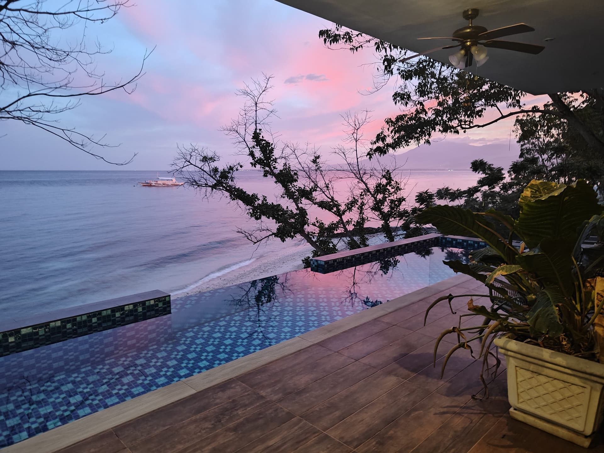 Sonnenuntergang über dem Infinity-Pool im G Boutique Resort in Santander