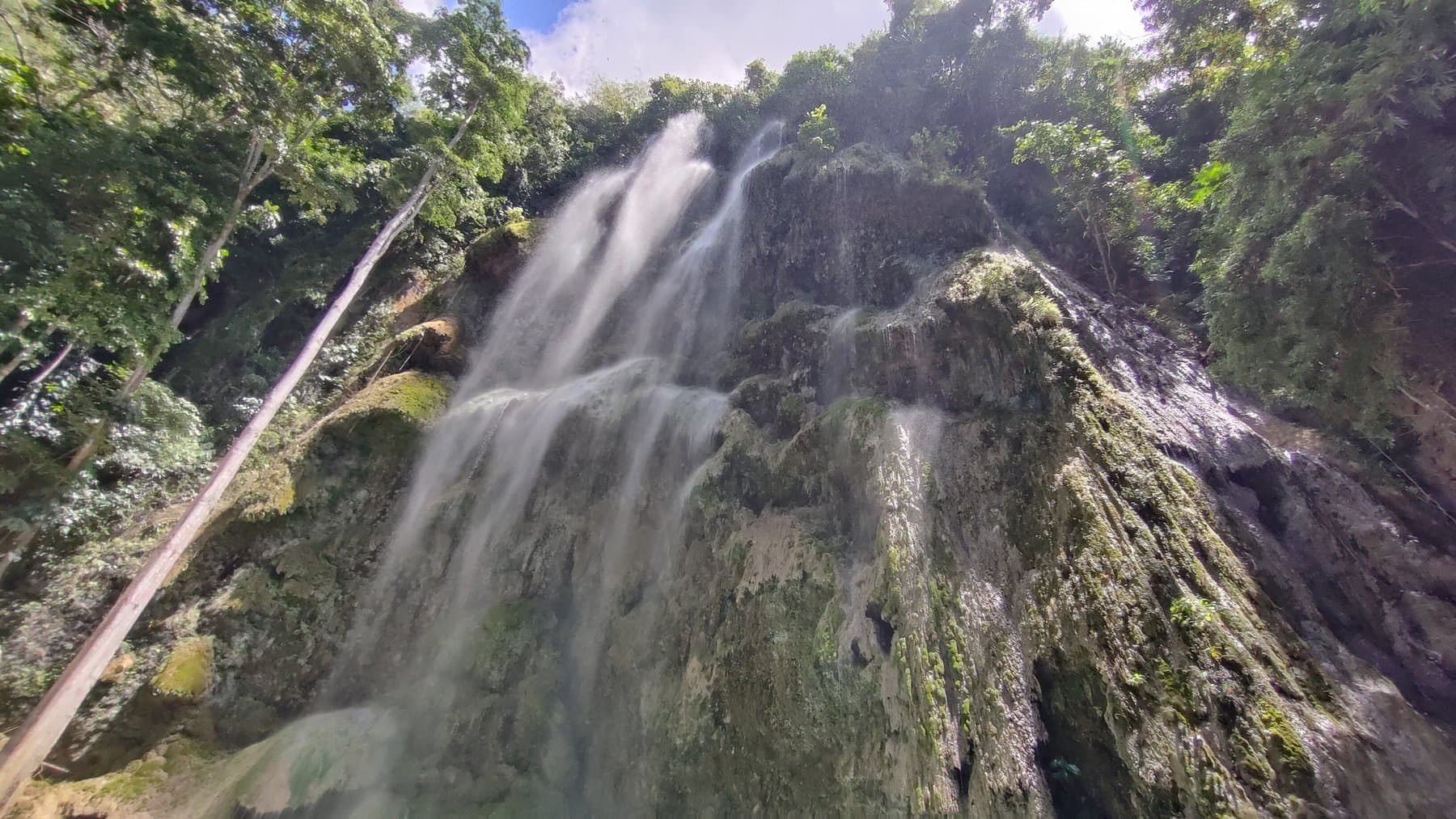 Die Tumalog-Wasserfälle stürzen über eine Felswand in Oslob, Cebu