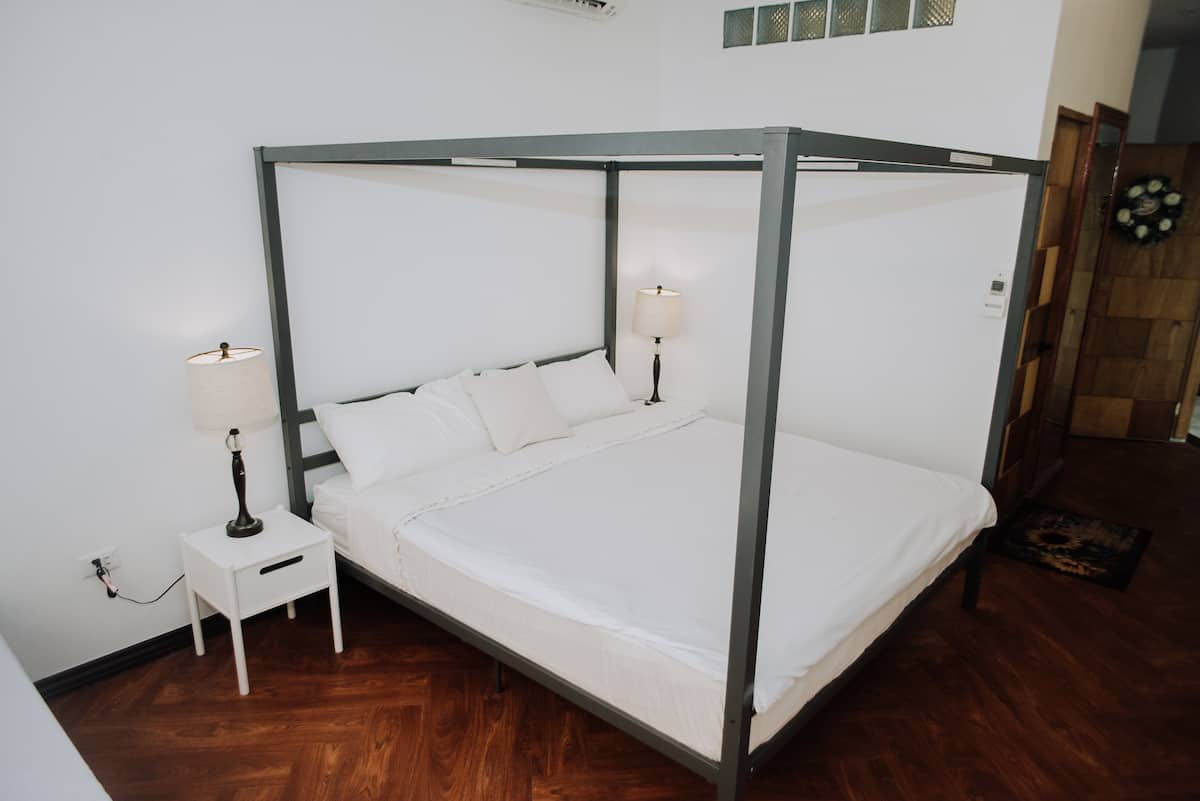 Un dormitorio con cama con dosel