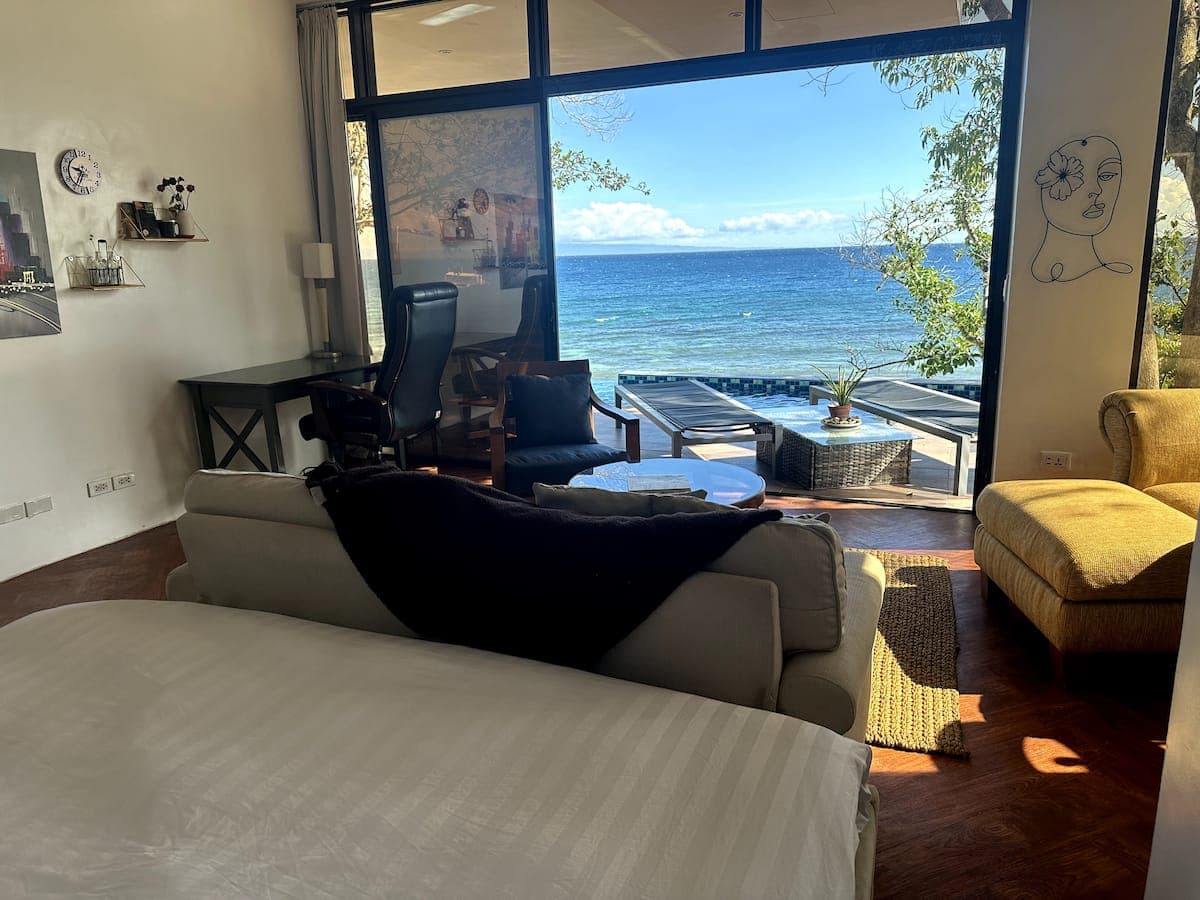 Un dormitorio junto a la ventana