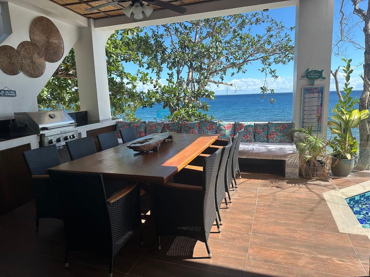 Comedor en el patio y diván junto al mar