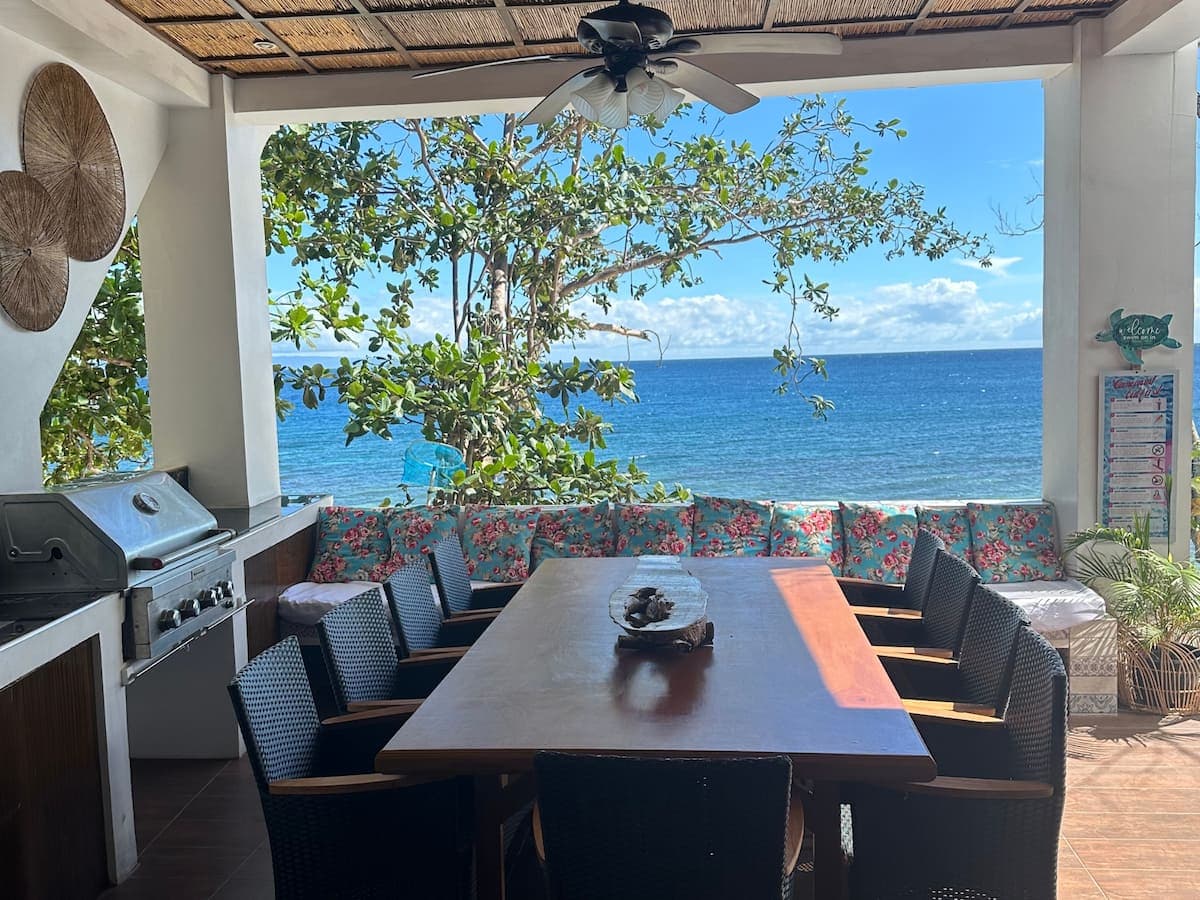 La mesa de comedor de la terraza y la parrilla frente al mar