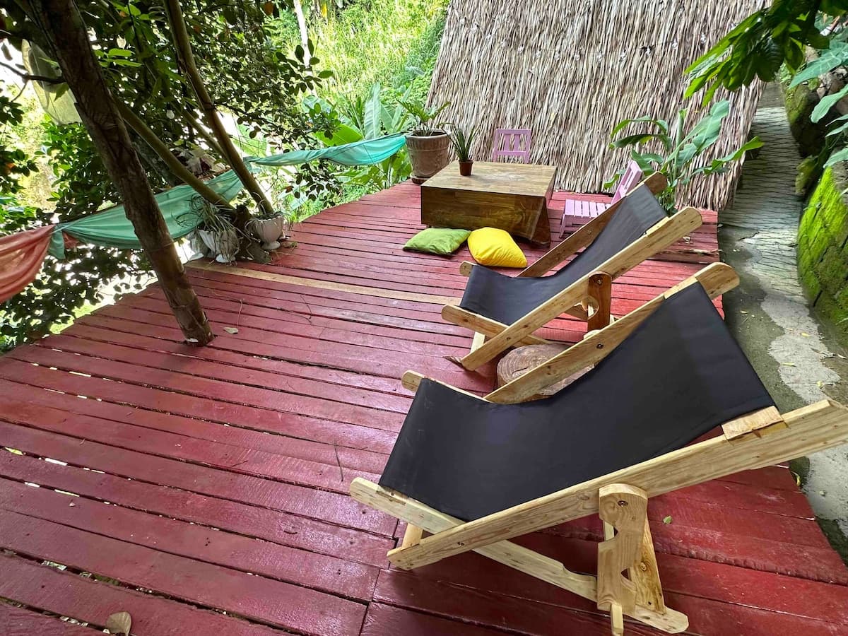 Deck & lounge